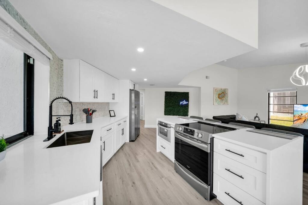 Luxury Waterfront Haven In Cape Coral - Dog-Friendly Escape With Private Pool别墅 外观 照片