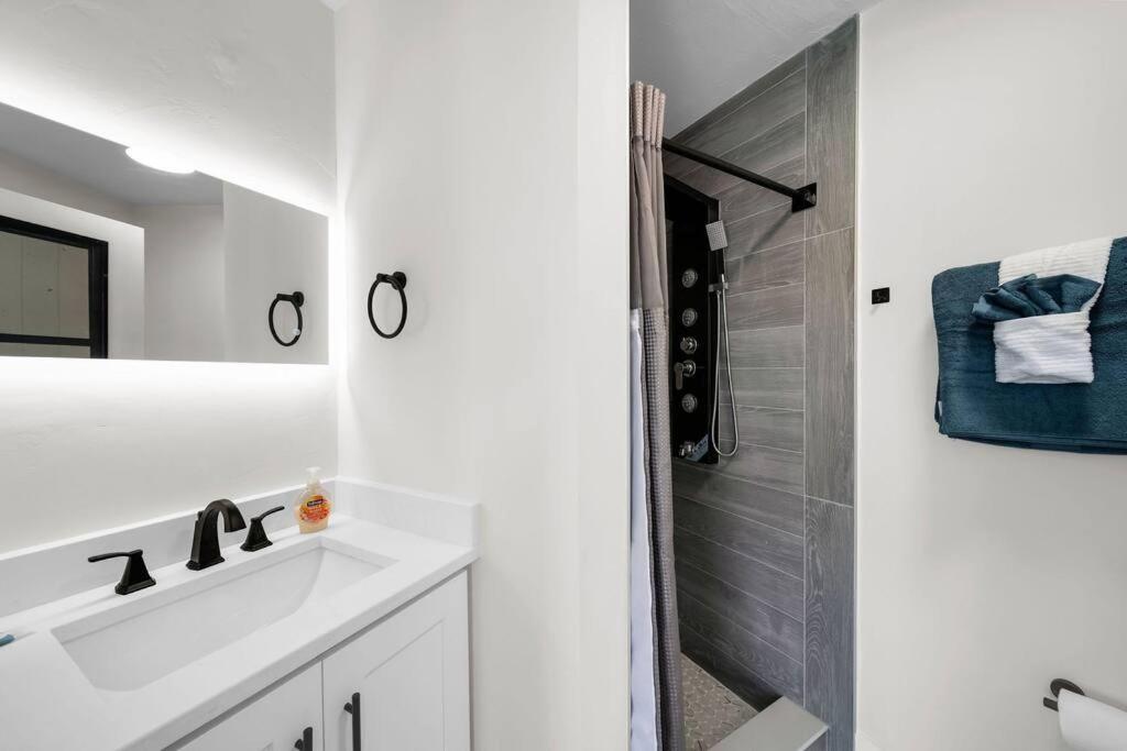 Luxury Waterfront Haven In Cape Coral - Dog-Friendly Escape With Private Pool别墅 外观 照片