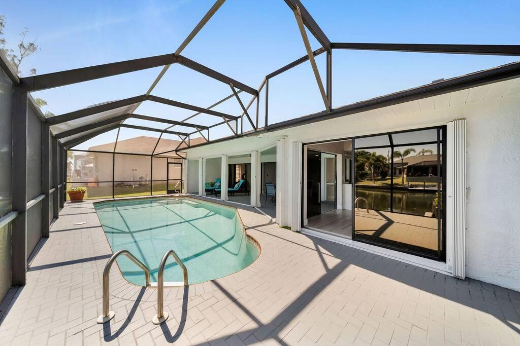 Luxury Waterfront Haven In Cape Coral - Dog-Friendly Escape With Private Pool别墅 外观 照片