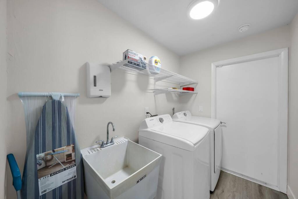 Luxury Waterfront Haven In Cape Coral - Dog-Friendly Escape With Private Pool别墅 外观 照片