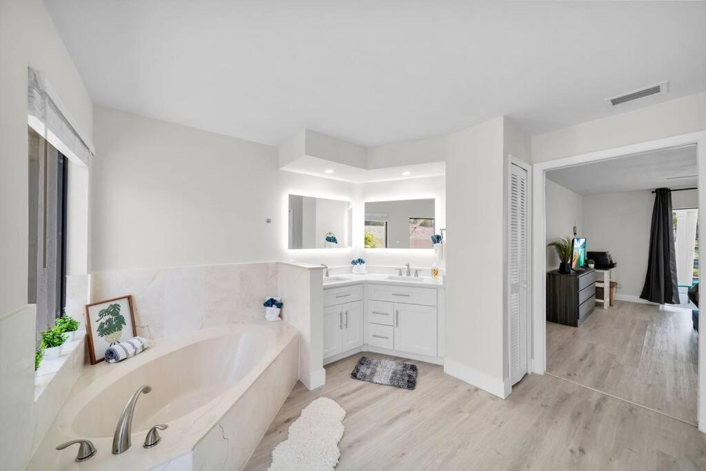 Luxury Waterfront Haven In Cape Coral - Dog-Friendly Escape With Private Pool别墅 外观 照片