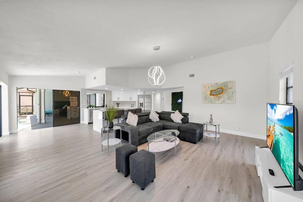 Luxury Waterfront Haven In Cape Coral - Dog-Friendly Escape With Private Pool别墅 外观 照片