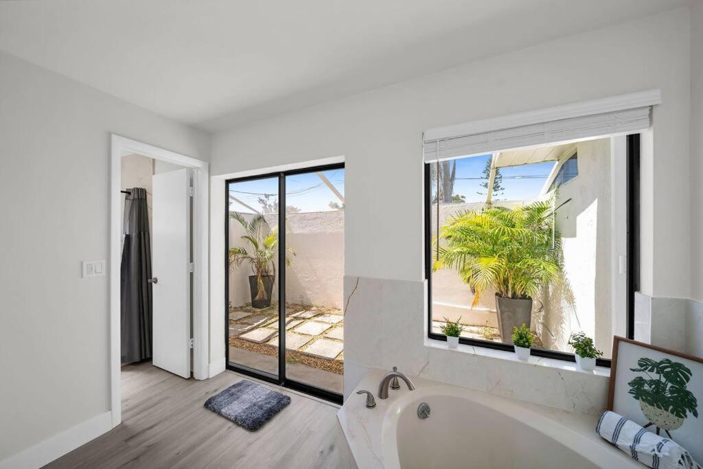 Luxury Waterfront Haven In Cape Coral - Dog-Friendly Escape With Private Pool别墅 外观 照片