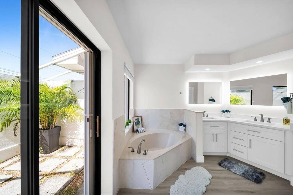 Luxury Waterfront Haven In Cape Coral - Dog-Friendly Escape With Private Pool别墅 外观 照片